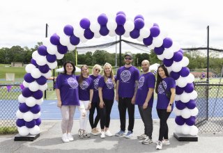 photo in front of balloon arch