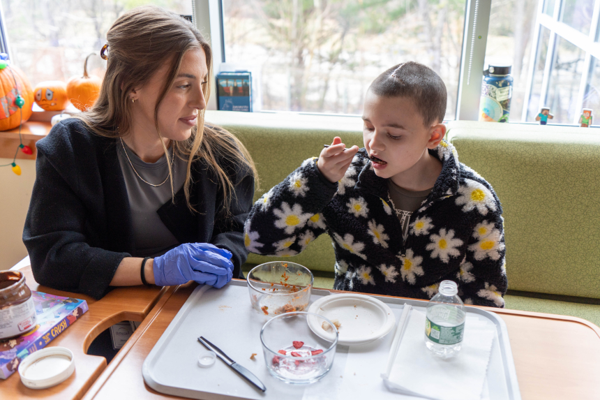 child eating with speech therapist